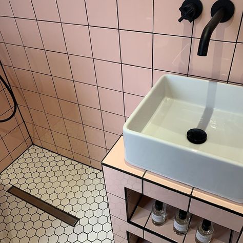 Looking for a way to seriously make your bathroom or kitchen stand out? Try working colored grout into the mix. Palm Springs Style Interior Kitchen, Tile Grout Ideas, Pink Wc, Tiles Black Grout, Pink Tile Bathroom, Colored Grout, Industrial Bathroom Decor, Barbie Bathroom, Pink Tile