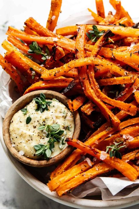 With perfectly crisped outer edges and tender sweetness at the center, these oven-baked carrot fries are an awesome new way to serve a favorite nutritious veggie! Seasoned with garlic powder, onion powder, and dried thyme, our baked carrot fries will disappear so fast. Carrot Fries Baked, Aioli Sauce, Carrot Fries, Veggie Fries, Baked Carrots, Real Food Dietitians, Primal Kitchen, Cooked Carrots, Fries Recipe