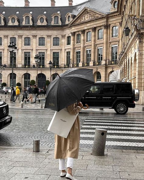 Rainy Paris Aesthetic, London Lifestyle Aesthetic, Rainy London Aesthetic, Paris Lifestyle Aesthetic, Paris Rainy Day, Paris Street Aesthetic, Aesthetics Lifestyle, Rainy Day In Paris, Paris Fits