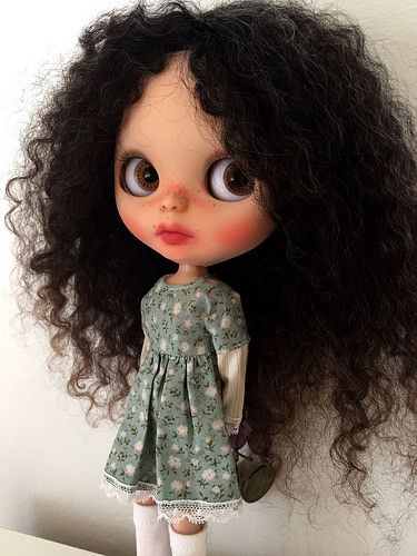 Untitled | by marinarodriguezbenavides Blythe Doll Curly Hair Brown Eyes, Blythe Doll Curly Hair, Curly Hair Blythe Doll, Blythe Doll Brown Hair Brown Eyes No Bangs, Blythe Bebek, Dark Curly Hair, Black Wavy Hair, Brown Curly Hair, Short Brown Hair