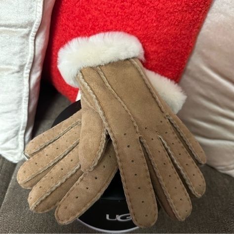 New Ugg Very Warm Gloves Size = Small New To Poshmark ? Use Code Anastasiyab91 For 10$ Off Ugg Mittens, Ugg Gloves, Fur Mitten, Sheepskin Gloves, Grey Gloves, Ugg Accessories, Tech Gloves, Fur Gloves, Mens Uggs