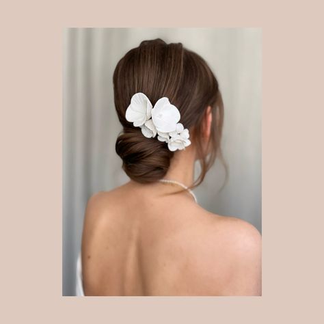 Minimal Shinion, Bridal Bun Flowers, Low Bun Wedding Hair With Flowers, Flower Bridal Hairstyle, Hairstyle For Dress Type, Low Bun With Flowers, Bridal Hair With Flowers, Minimalist Wedding Hair, Elegant Low Bun