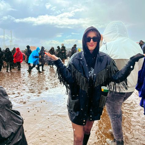 𝐃𝐎𝐖𝐍𝐋𝐎𝐀𝐃 𝐃𝐔𝐌𝐏 More pictures from @downloadfest because Iv got the post festival blues. These aren’t exactly aesthetic festival outfit inspo pics but they do sum my weekend up pretty well 😂 Photo 1: Crying at the megastore because the @pandco boilersuit was so nice but sold out in my size 😭 Photo 2: The least amount of mud I saw all weekend Photo 3: Rain Photo 4: Refreshments Photo 5: Fixing my black eye with a cold can of beer Photo 6: Looking presentable from the knee up. Photo 7: RIP my... Festival Outfit Rain, Aesthetic Festival Outfit, Rainy Festival Outfit, Outfit Inspo Pics, Aesthetic Festival, Can Of Beer, Festival Outfit Inspo, Beer Photos, Rain Photo