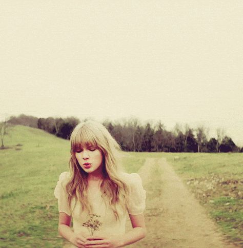 Hunger Games!!! ♥️ Taylor Swift Safe And Sound, Taylor Swift Gif, Beautiful Meme, Wallpaper Taylor Swift, Taylor Swift Music Videos, Taylor Swift Music, Safe And Sound, Taylor Swift Red, Red Taylor