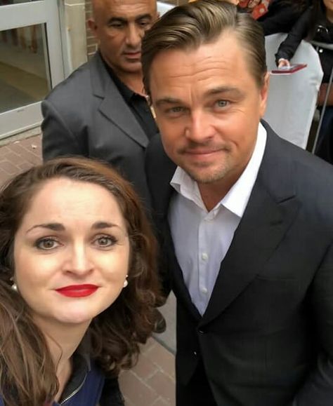 Leonardo Dicaprio on Instagram: “More pix of Leo and fan in Toronto.....❤❤❤ #leonardodicaprio” Leonardo Dicaprio With Fans, Glow Anime, Art Glow, Leonardo Dicaprio Movies, Basketball Diaries, Young Leonardo Dicaprio, Leo Dicaprio, Leonardo Dicaprio, Small House