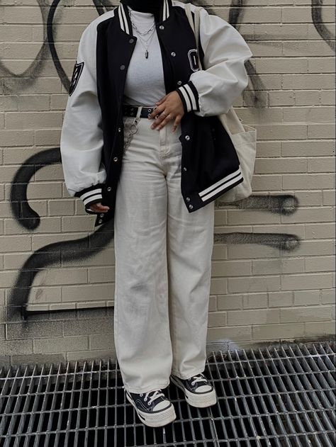 How To Style Black Varsity Jacket, Baggy Varsity Jacket Outfit, Hoodies Hijab Style, Baggy Outfits Aesthetic Korean, Oversize Jacket Street Style, Winter Outfits With Black Converse, Outfits With Baseball Jacket, Hijabi Varsity Jacket Outfit, Hijabi Converse Outfit