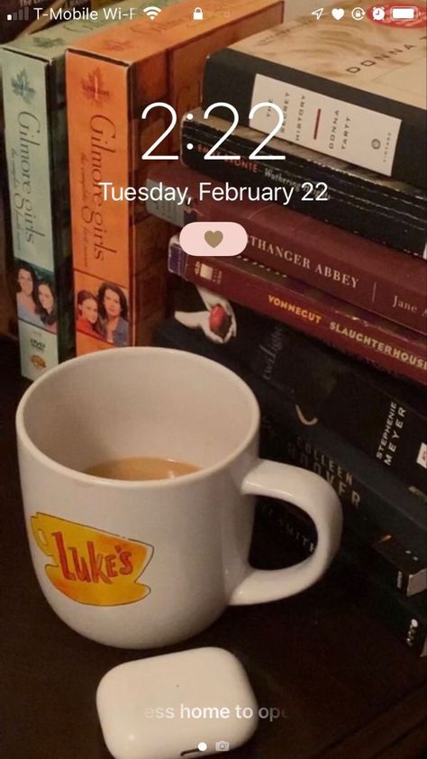 #gilmoregirls #gg #lukes #lorelai #rorygilmore #girlmore Babette Ate Oatmeal, Stephenie Meyer, Donna Tartt, Lorelai Gilmore, Rory Gilmore, The Secret History, Foto Ideas Instagram, Autumn Aesthetic, Girl Falling