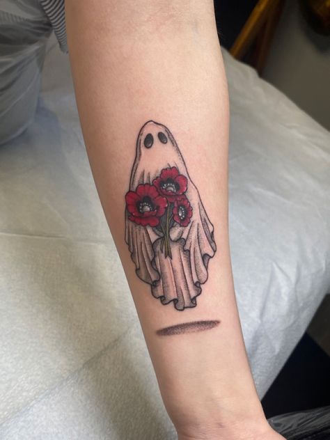 Traditional style ghost tattoo macabre Ghost Holding Flowers, Old Style Tattoos, Ghost Tattoos, Traditional Tattoo Inspiration, Traditional Tattoo Flowers, Traditional Style Tattoo, Lavender Tattoo, Tattoo Flowers, Ghost Tattoo