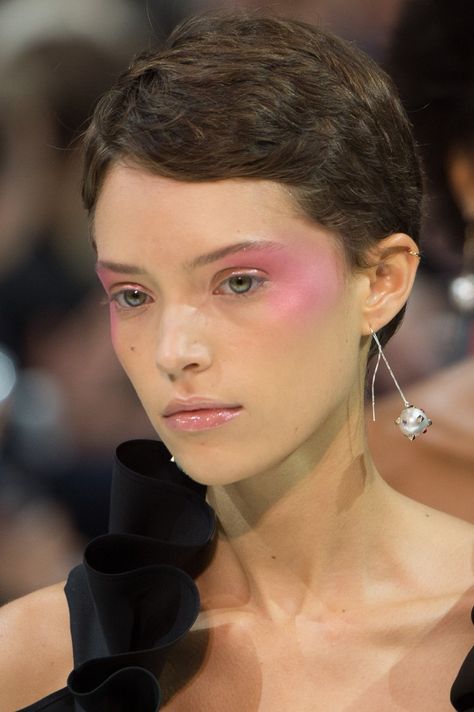 Valentino SS18 Backstage Beauty | Pat McGrath swirled fuchsia blush along the cheekbones and at the temples for a bold take on blush "draping", finishing with highlighter for an iridescent effect. Get the look: SHOP Pat McGrath Labs MTHRSHP Subversive: La Vie En Rose Eyeshadow Palette at PATMcGRATH.com Makeup Runway, Editorial Make-up, Matte Make Up, Magazine Makeup, Spring Makeup Trends, Summer Makeup Trends, Rose Eyeshadow, Crystal Makeup, Runway Makeup