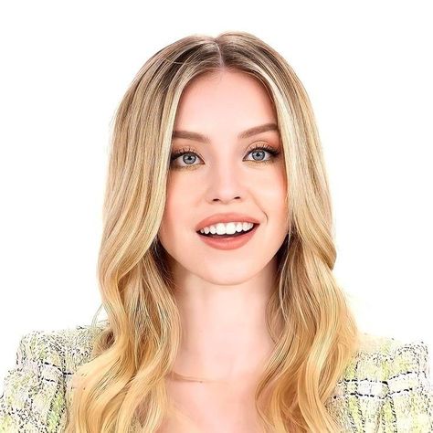 Sydney Sweeney, Yellow Hair, Dirty Blonde, Perfect Woman, Vintage Hairstyles, Celebrities Female, Pretty Woman, Mens Hairstyles, Beauty Women