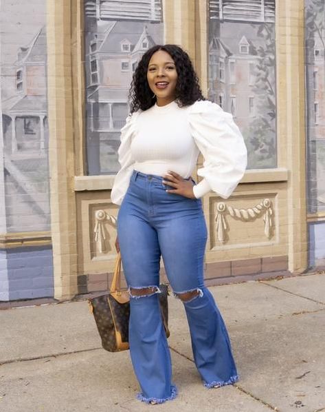 Bell Bottom Jeans Outfit, Curvy Model, Jeans Outfit, Curvy Girl Outfits, Curvy Outfits, Bell Bottom, Curvy Fashion, White Top, Model Measurements