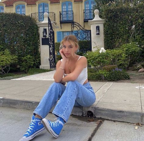 Ideas para usar tus mom jeans con converse de botita Mom Jeans Con Converse, Blue Converse Outfit, Outfit Ideas With Converse, Turquoise Converse, Converse Ideas, Converse Fits, Jeans Converse, Converse Outfit, Y2k Outfit Ideas