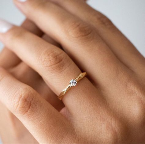 @aliancasrose Simple Gold Finger Rings For Women, Pure Gold Rings For Women, Golden Rings Design For Women, Simple Ring Design, Cute Promise Rings, Gold Rings For Women, Rings In Gold, Gold Finger Rings, Beaded Jewelry Earrings