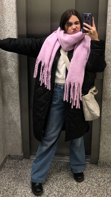 Purple Scarf Aesthetic, Pink Scarf Outfit Aesthetic, Pink Scarf Aesthetic, Black Coat With Scarf, Bufandas Aesthetic, Purple Scarf Outfit, Muffler Outfit, Oversized Scarf Outfit, White Scarf Outfit