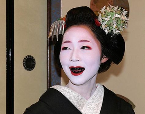 A woman with teeth stained black by the practice of Ohaguro. American Manicure, Black Teeth, Heian Era, Japanese Cosmetics, Tokushima, White Makeup, Japanese Makeup, Stained Teeth, Japanese Geisha