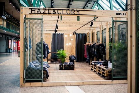 Pop Up Store Design, Pop Up Store Ideas, Pop Up Retail, Display Visual Merchandising, Pop Up Ideas, Stand Feria, Popup Shop, Popup Store, Warehouse Design