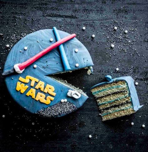 Du stehst auf Laserschwerte und den Todesstern? Jetzt kannst du deinen Lieblingsfilm dank diesem intergalaktisch guten Torten-Rezept sogar essen! Übrigens: Dieses Kunstwerk schmeckt nicht nur Star-Wars-Fans. Star Wars Torte, Funny Birthday Cakes, Low Fat Yogurt, Fat Soluble Vitamins, Star Wars Birthday, Mini Donuts, Star Wars Party, Birthday Cake Kids, Fondant Cakes