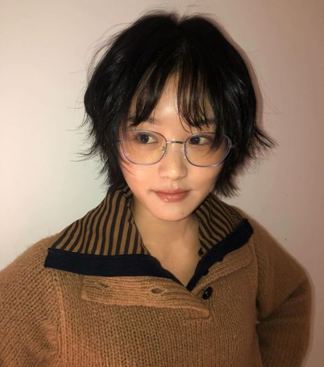 Short Hair Ideas Masculine, Asian Short Wavy Hair, Masc Haircut Round Face, Masc Hair Round Face, Short Asian Hair Round Face, Glasses Oval Face Woman, Square Face Hairstyles Short, Short Hair Styles Round Face, Side Part Short Hair