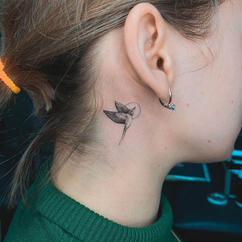 Simple Neck Tattoos, Neck Tattoo Women, Freedom Tattoo, Front Neck Tattoo, Best Neck Tattoos, Small Neck Tattoos, Tato Dengan Makna, Girl Neck Tattoos, Side Neck Tattoo