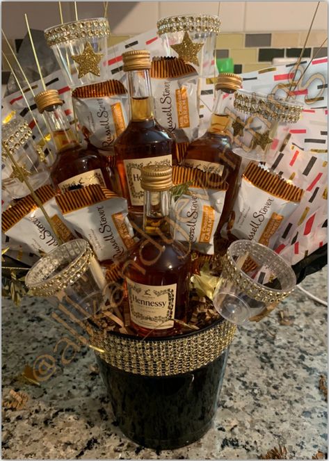 Diy Liqour Bouqet, Liquor Bottle Gift Box Ideas, Hennessy Gift Basket Ideas, Liquor Centerpieces, Alcohol Bouquet For Men, Mini Alcohol Bouquet, Mini Liquor Bottle Bouquet, Alcohol Crafts, Mary Core