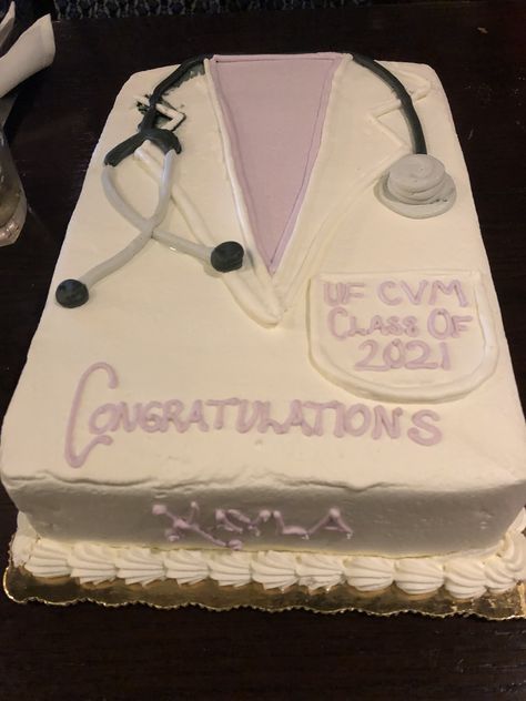 Great cake design done by Public White Coat Ceremony Cake, Pharmacy Cake, Medical Cake, White Coat Ceremony Gift, Tårta Design, Doctor Cake, White Coat Ceremony, Bee Sweet, White Cake Recipe