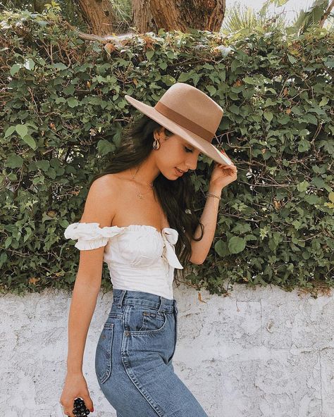 IG: @nazyfarnoosh // Summer Lunch Outfit - Fedora Hat - Levi’s High Waist - White Sleeveless Top Womens Fedora Hat Outfit, Fedora Outfits Women, Fedora Hat Outfit Summer, Summer Lunch Outfit, Outfits With Fedora Hats, Fedora Outfit, Hat Outfit Summer, Fedora Hat Outfits, Lunch Outfit