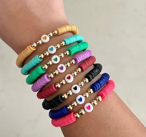 Trendy Bracelets Diy, Clay Beads Color Combinations, Valentine Heishi Bracelets, Poly Bead Bracelets, Valentine Beaded Bracelets, Heishi Bracelet Diy, Bracelets Ideas Beaded, Clay Bracelets Diy, Cute Bracelets Ideas