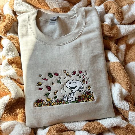 Snoopy Costume, Snoopy Sweatshirt, Snoopy Dog, Snoopy Halloween, Comfy Jumpsuits, Techniques Couture, Embroidered Crewneck, Shirt Embroidery, Embroidered Sweatshirt