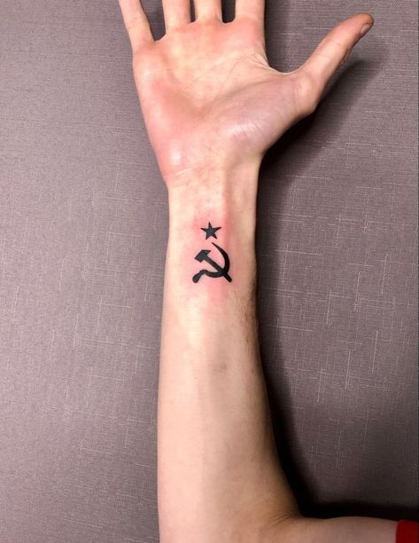 Marxist Tattoo, Hammer And Sickle Tattoo, Russian Style Tattoo, Communist Tattoos, Socialist Tattoo, Soviet Tattoo, Russian Tattoo Ideas, Sickle Tattoo, Che Guevara Tattoo