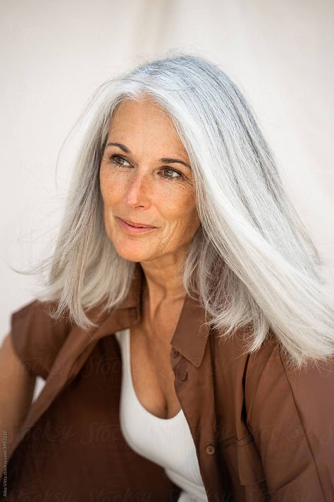 Fashion portrait of beautiful mature woman in front of sheet backdrop Natural White Hair, Long Hair Older Women, Women Haircuts Long, Silver Haired Beauties, Long White Hair, Beautiful Gray Hair, Long Gray Hair, Haircut For Older Women, Hair Pictures