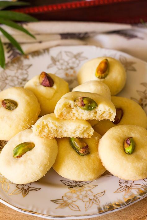 Graybeh Cookie, Syrian Cookies, Ghraybeh Cookies, Ghraybeh Recipe, Lebanese Cookies, Egyptian Cookies, Mediterranean Sweets, Indian Cookies, Arabic Sweets Recipes