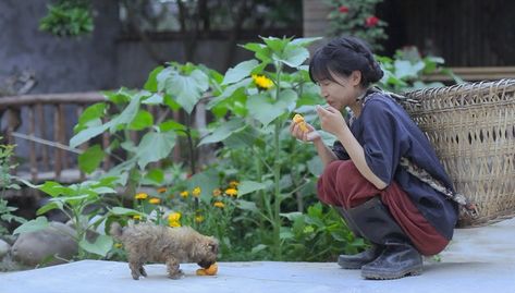 Li Ziqi, Rural China, Chinese Fans, Cooking Tutorials, Big Bowl, Social Media Stars, Rural Life, Village Life, The Sauce