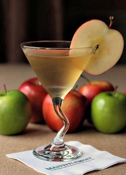 I know what you're thinking, another apple martini recipe...but this is a Maple Apple Martini. Way different and so much better. Apple Liquor, Fall Martini, Apple Martini Recipe, Caramel Apple Martini, Fall Beverages, Garnish Ideas, Passion Tea Lemonade, Easy Cocktail Recipes, Apple Vodka