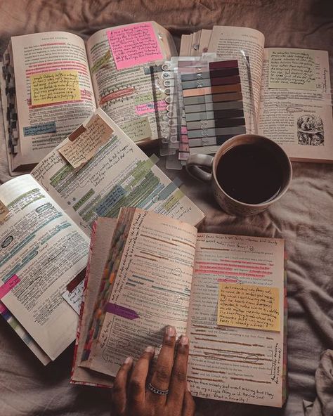 Annotated Books Sticky Notes, Fiction Genres, Compliment Cards, Reading Motivation, Be Motivated, Bookstagram Inspiration, Study Set, Motivational Books, Book Annotation