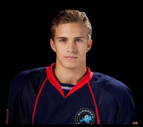 Alexander Wennberg Swedish hockey player Hot Hockey Players, Ice Girls, Nhl Logos, Ice Hockey Players, Pittsburgh Penguins Hockey, Hockey Girls, Hockey Games, Columbus Blue Jackets, Nhl Players