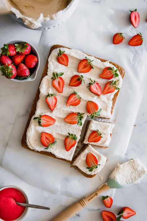 Strawberry Lemon Sheet Cake, Aesthetic Sheet Cake, Strawberry Sheet Cake Recipe, Lemon Sheet Cake Recipe, Lemon Sheet Cake, Strawberry Sheet Cake, Strawberry Recipes Easy, Strawberry Lemon Cake, Strawberry Sheet Cakes