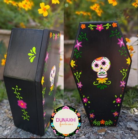 Ataúd de madera elaborado y pintado a mano 10 Mayo, Day Of The Dead Art, Dia De Muertos, Day Of The Dead, Bird House, Art Projects, Planter Pots, Baby Shower, Halloween