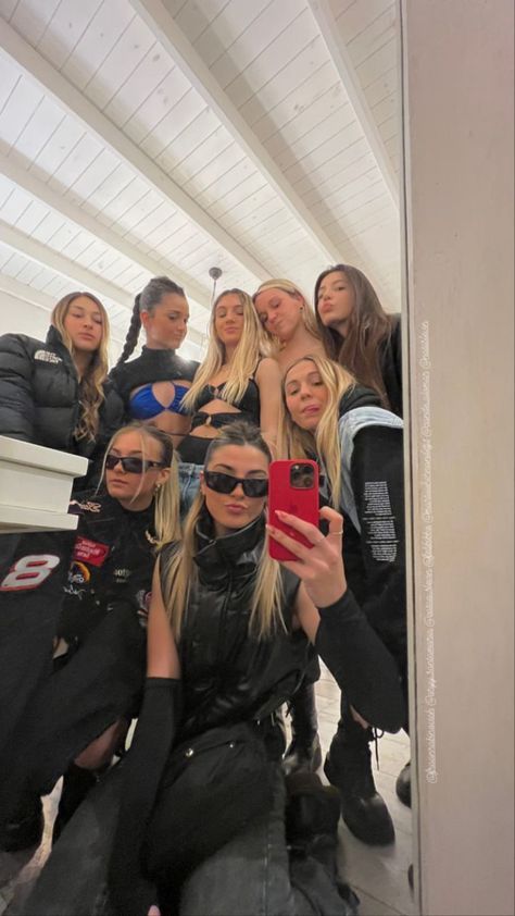 Milipilis Vibes, Girls Winter Jackets, Festival Inspo, Girls Together, Fotos Goals, Pic Pose, Cute Friend Pictures, Insta Pictures, Foto Ideas Instagram