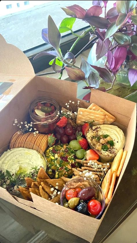 #vegan
#bistro
#brunchbox
#brunch
#hummus
#pitabread
#fruits
#veganbox
#mediterranean
#indian
#Mitsy_Bitsy 
#vegetarian Healthy Bistro Box Ideas, Boxed Picnic Lunch, Vegan Hummus Board, Pita Charcuterie Board, Picnic Lunch Box Ideas, Picnic Food Ideas Vegan, Picnic Box Ideas Food, Vegan Picnic Food Ideas, Vegan Catering Ideas