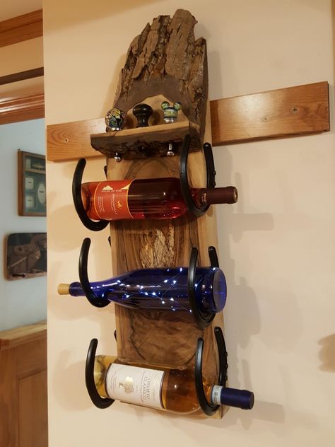 Horse shoe wine rack on rustic wood slab Horse Shoe Wine Bottle Holder, Horse Shoe Wine Rack, Diy Wine Rack Projects, Wine Rack Projects, Horseshoe Crafts Projects, Wooden Wine Rack, Wall Mounted Wine Rack, Horseshoe Crafts, Horse Crafts