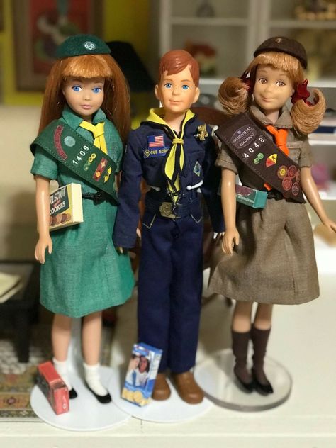 ? Skipper, Ricky & Skooter - Girl Scouts, Cub Scouts & Brownies # ? Vintage Skipper Doll, Barbie Sisters, Barbie Diorama, Skipper Doll, Barbie Family, Barbie Skipper, Cub Scout, Im A Barbie Girl, Girl And Boy