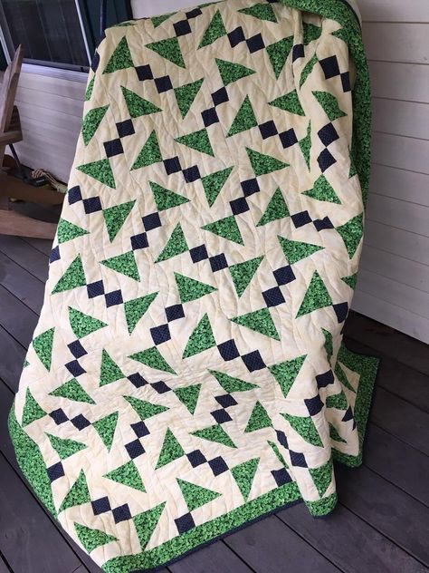 Irish Quilts, Hst Quilts, History Of Quilting, Heart Quilt Pattern, Shoo Fly, Two Color Quilts, Scrap Fabric Projects, Half Square Triangle Quilts, Green Quilt