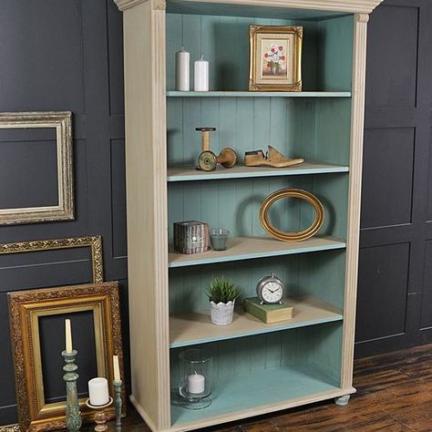 Painted bookshelf Commode Shabby Chic, Shabby Chic Decorating, Pine Bookcase, Shabby Chic Dresser, Diy Casa, Chic Living, Shabby Chic Kitchen, Chalk Paint Furniture, Chic Bedroom