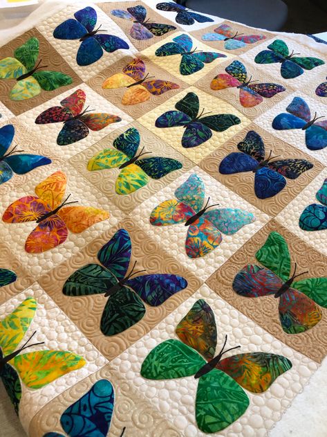 Julie Stocker Quilts at Pink Doxies: Freemotion Quilting Butterflies by Edyta Sitar Butterfly Quilts Ideas, Quilting Butterflies, Artistic Quilts, Quilt Butterfly, Butterfly Quilts, Butterfly Quilt Pattern, Sewing Quilts, Freemotion Quilting, Summer Designs