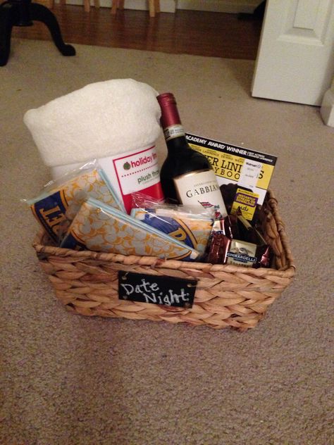 Holiday Grab Bag Gift Idea: "Date Night" Includes a basket filled with a throw blanket, wine, DVD, popcorn, and dark chocolate. Couple Gift Basket Ideas, Date Night Basket, Netflix Night, Movie Night Basket, Date Night Gift, Movie Night Gift Basket, Couple Gifts Basket, Grab Bag Gifts, Movie Night Gift