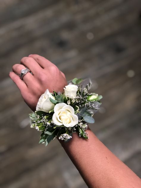 Blue And White Flower Corsage, Corsage Wedding White And Green, Womens Corsage Wedding, White And Greenery Corsage, Eucalyptus Wedding Corsage, Trendy Corsage Ideas, Blue And White Wrist Corsage Wedding, White Rose And Eucalyptus Corsage, Eucalyptus Wrist Corsage