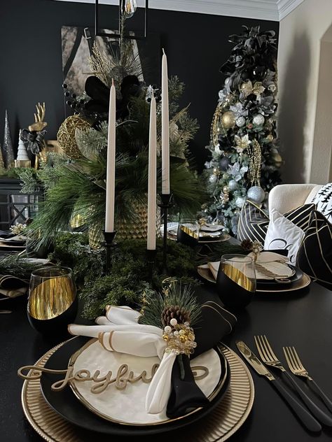 Black Christmas Dining Table Decor, Christmas Black Table Settings, Gold And Black Christmas Table, Dark Christmas Table Setting, Black White Christmas Table Decor, Black Tablecloth Christmas Setting, Black Plates Table Setting Christmas, Black White And Gold Christmas Table Decor, Black Christmas Tablescape