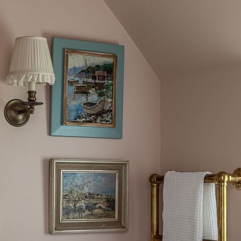 LEONORA BIRTS INTERIOR DESIGN on Instagram: "A corner of my bathroom at home 💕

Interiors: @leonorabirtsinteriordesign 
📸: @jonathanbondphotography" Leonora Birts, Spool Furniture, Georgian House, My Bathroom, Georgian Homes, Powder Rooms, Home Interiors, Powder Room, Instagram A