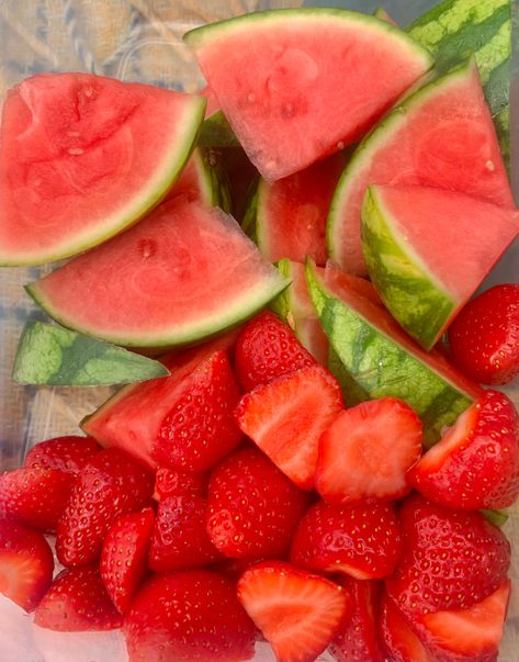 Strawbery watermelon picnic fruit healthy summer Watermelon Picnic, Picnic Fruit, Healthy Fruits, Healthy Summer, Watermelon, Fruit, Collage, Pins