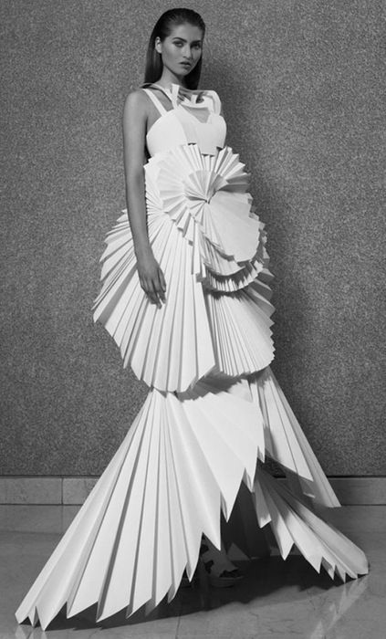 Beautiful dress made of PAPER! Mode Origami, Architectural Fashion, Fashion Design Inspiration, Origami Architecture, Paper Dresses, Origami Dress, Origami Fashion, Sculptural Fashion, Geometric Fashion